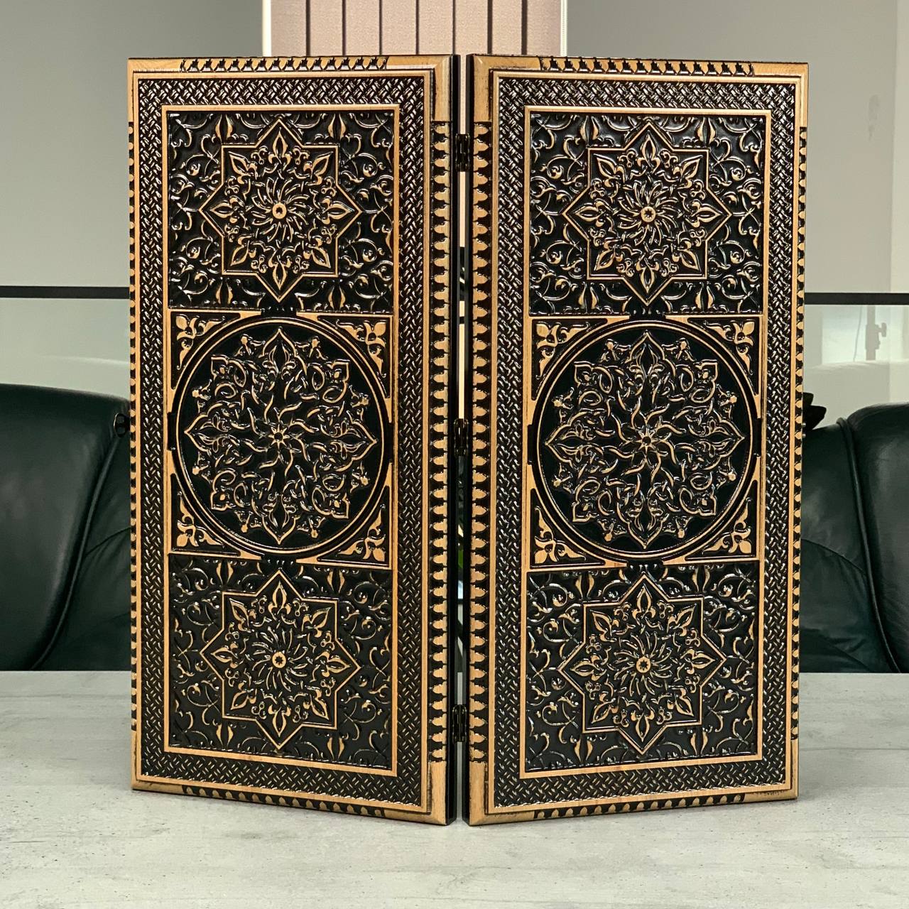 Backgammon-Brett aus Holz – eine exquisite Mischung aus Kunst und Funktion, als Geschenk geeignet
