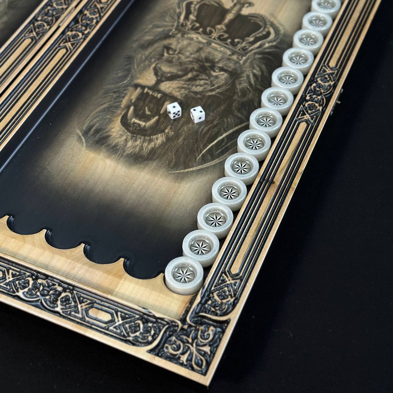 Backgammon en bois « Lion » - 60 x 28 mm, frêne de luxe, motif sculpté, prêt à offrir