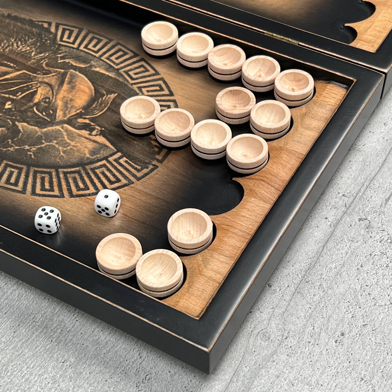 Luxus-Backgammon „Legionär“ aus Holz – Kompaktes 50×23 cm Spielset | Geschenkfertig | Kostenlose Lieferung weltweit