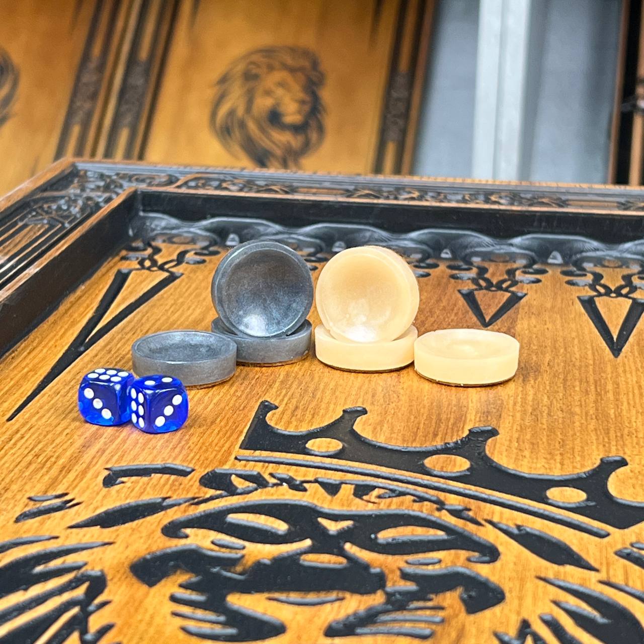 Backgammon aus Holz, geschnitztes Backgammon personalisiert mit Löwe, Backgammon-Set, Geschenk für ihn, personalisiertes Backgammon-Set
