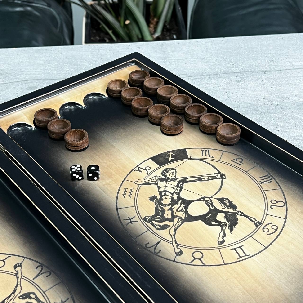 Backgammon-Set aus Holz, Brettspiel, Sternzeichen Schütze, 50 x 23 cm. Als Geschenk geeignet.
