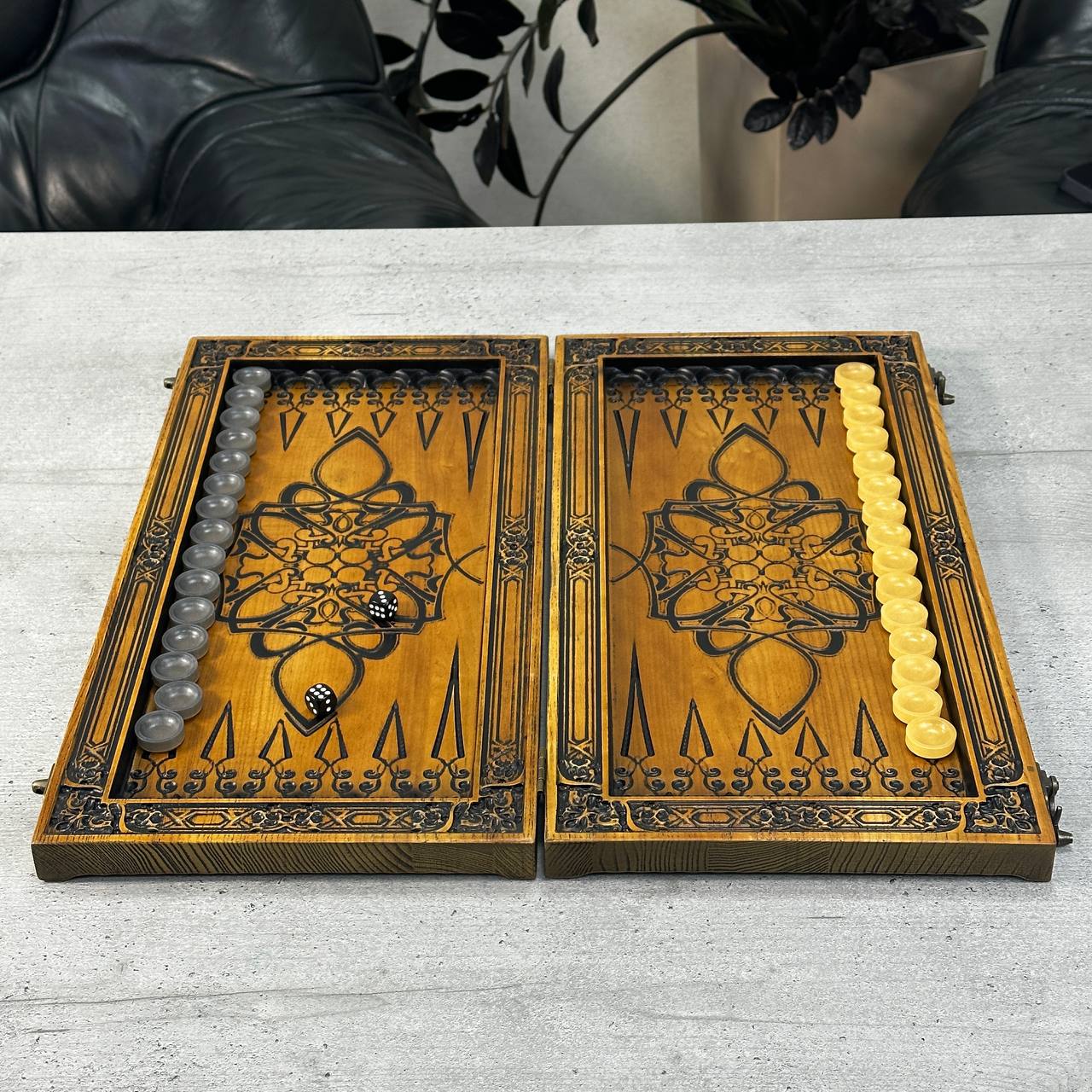 Exklusives Holz-Backgammon "Vigro Zodiac". Individualisierbar und verschenkfertig