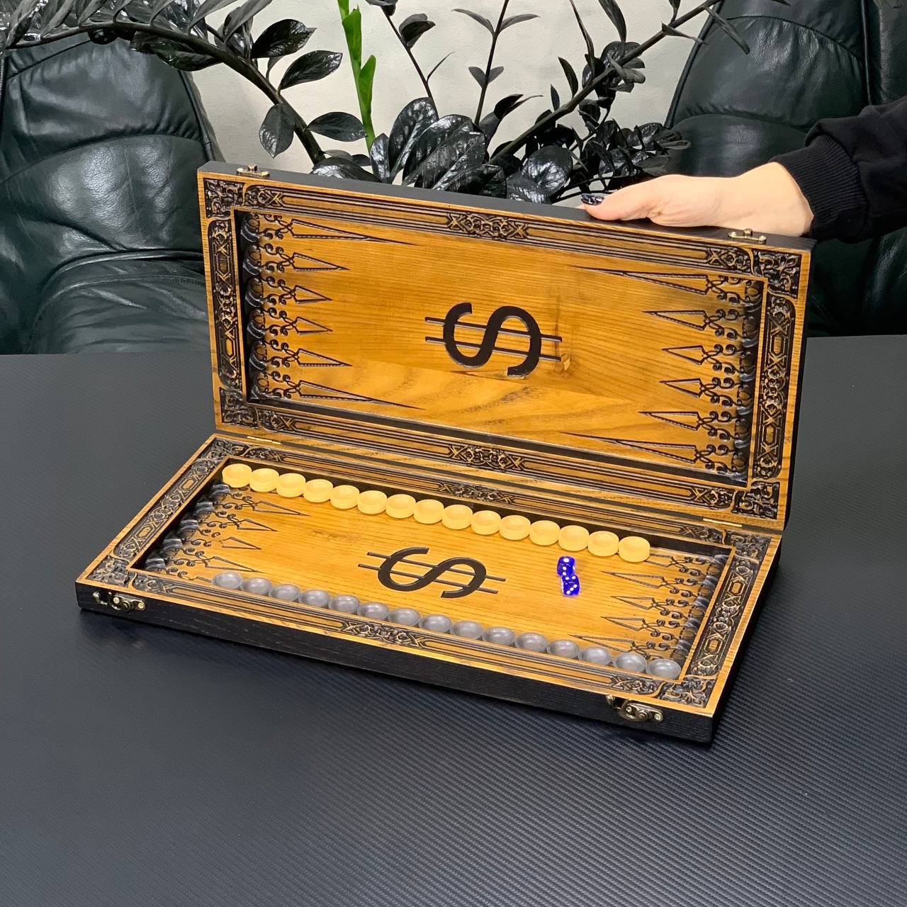 Hölzernes Backgammon-Brettspielset „Dollar“, 46×23×3cm, geschenkfertig und individuell anpassbar.