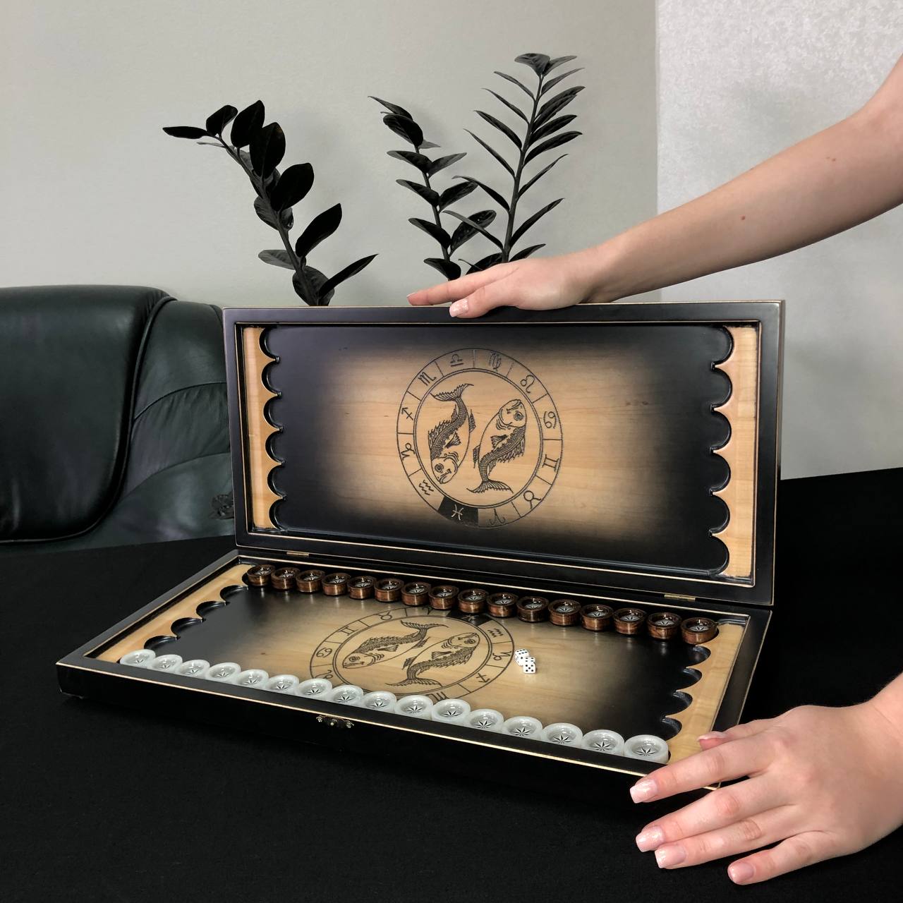 Backgammon-Brett aus Holz mit dem Sternzeichen Fische – handgefertigt, personalisierbar, geschenkfertig