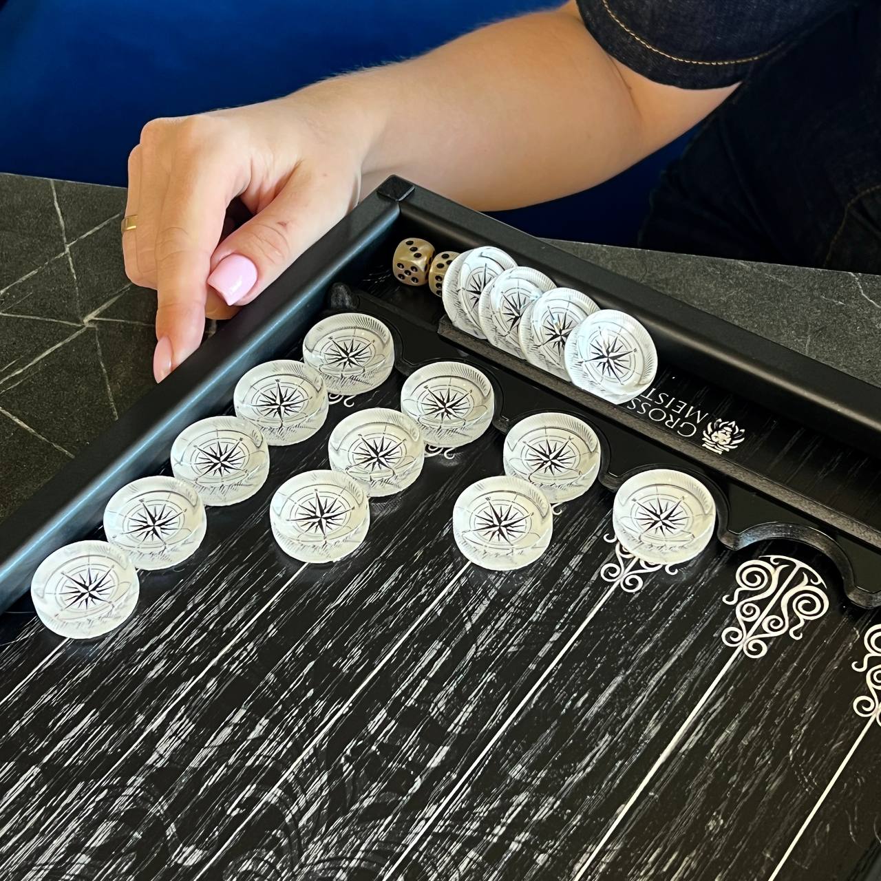Plateau de backgammon en bois avec le signe du zodiaque des Poissons - Fabriqué à la main, personnalisable, prêt à offrir