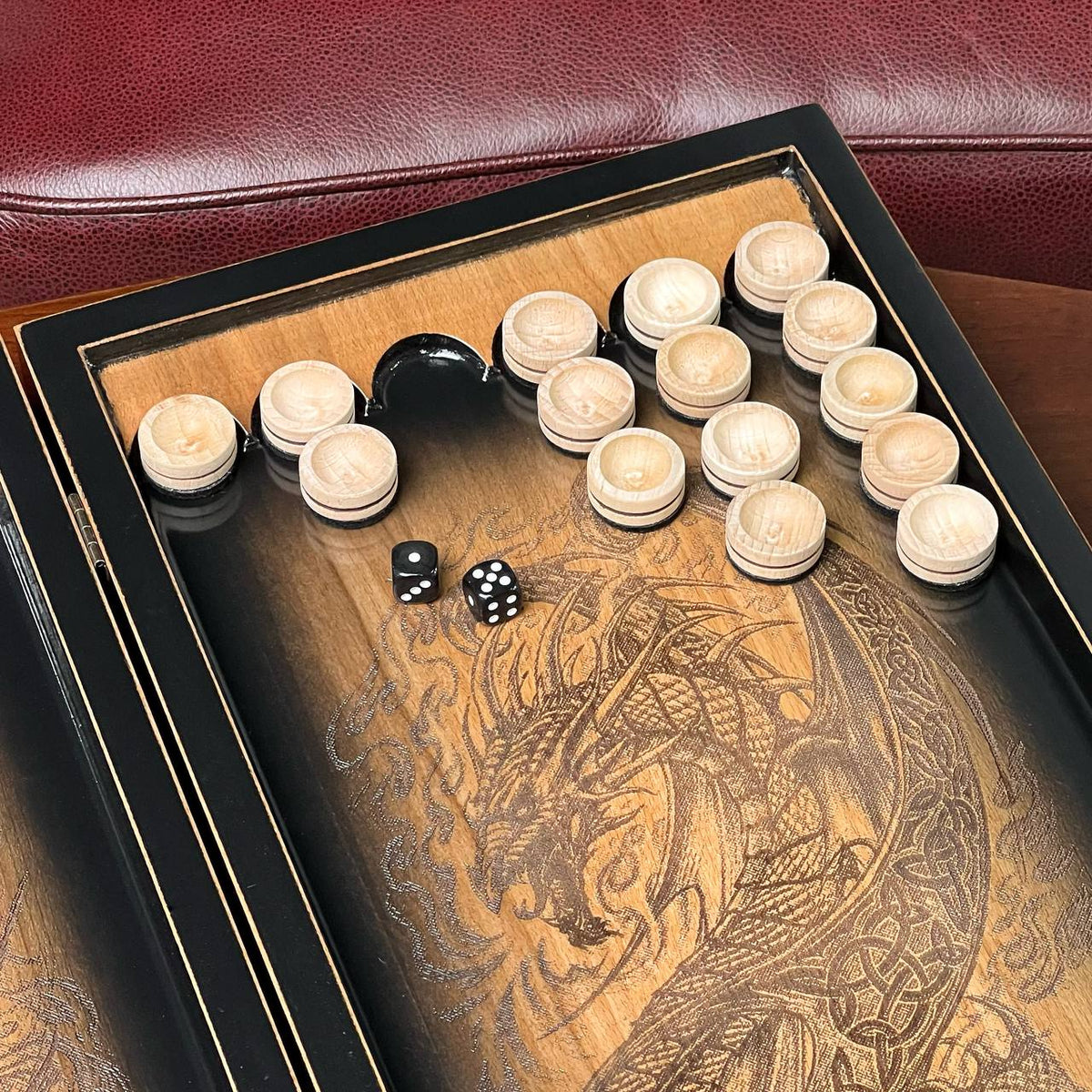 Plateau de backgammon en bois – Un mélange exquis d'art et de fonctionnalité, prêt à offrir