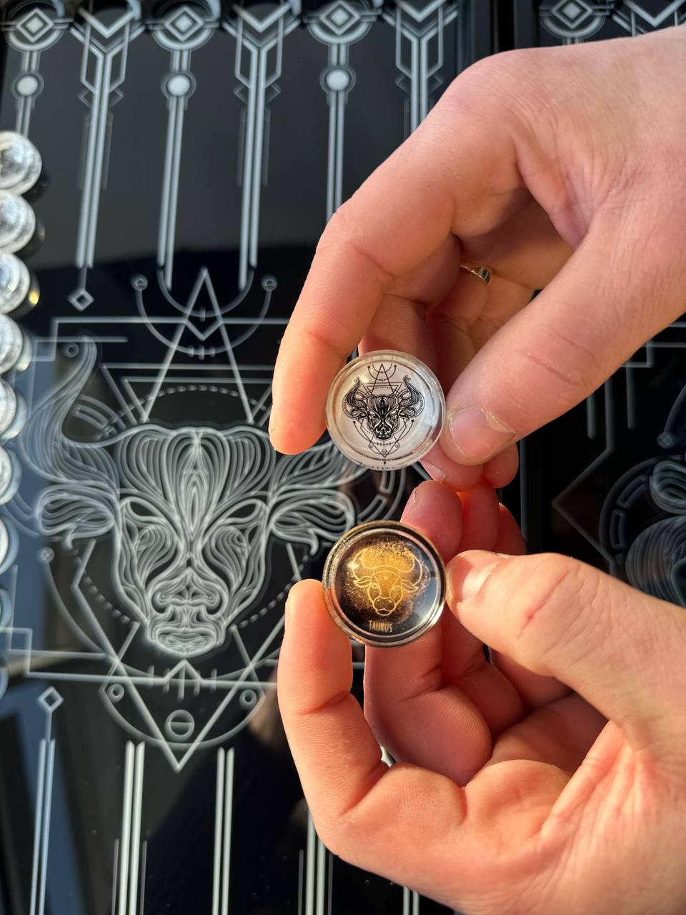 Stilvolles und modernes Backgammon-Brettspielset aus Glas, sofort geschenkfertig. Individuelle Anpassung möglich.