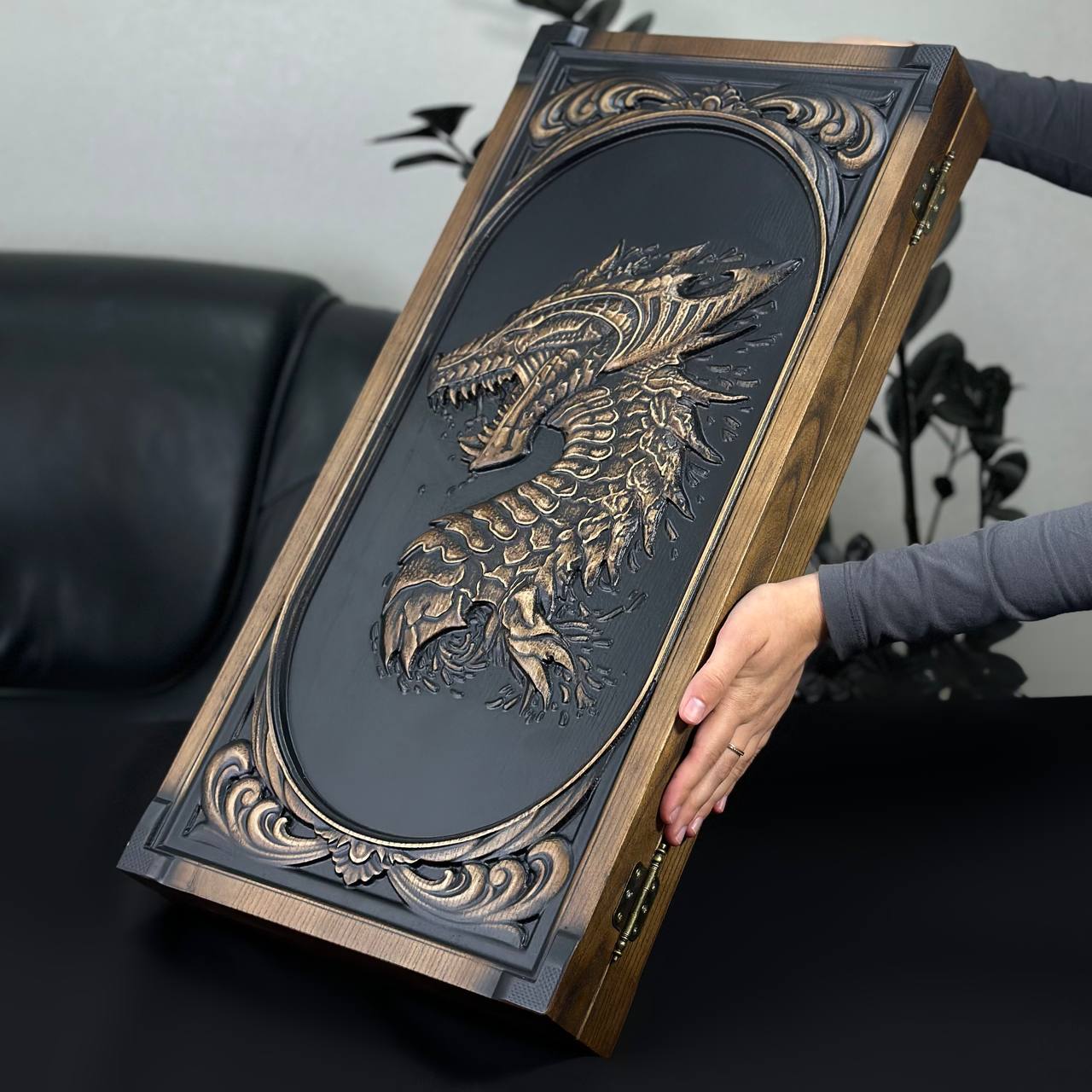 Backgammon en bois exclusif « Dragon ». Personnalisable et prêt à offrir