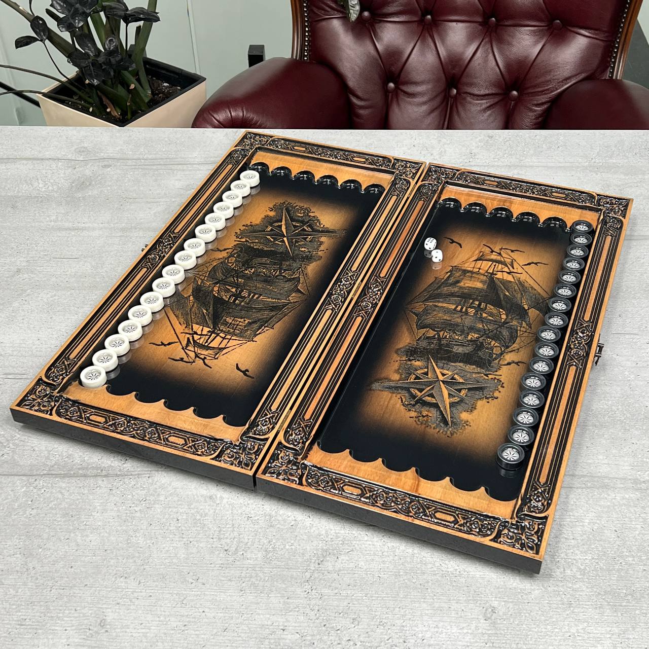 Handgefertigtes Holz-Backgammon „Löwe“ mit Epoxidharz-Chips – Klein, elegant, individuell anpassbar. Geschenkfertig