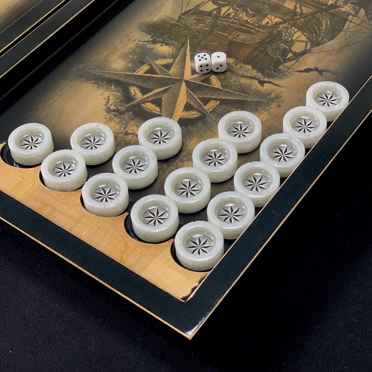 Handgefertigtes Holz-Backgammon „Löwe“ mit Epoxidharz-Chips – Klein, elegant, individuell anpassbar. Geschenkfertig