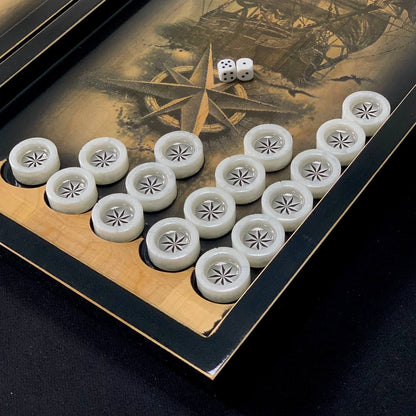 Handgefertigtes Holz-Backgammon „Löwe“ mit Epoxidharz-Chips – Klein, elegant, individuell anpassbar. Geschenkfertig