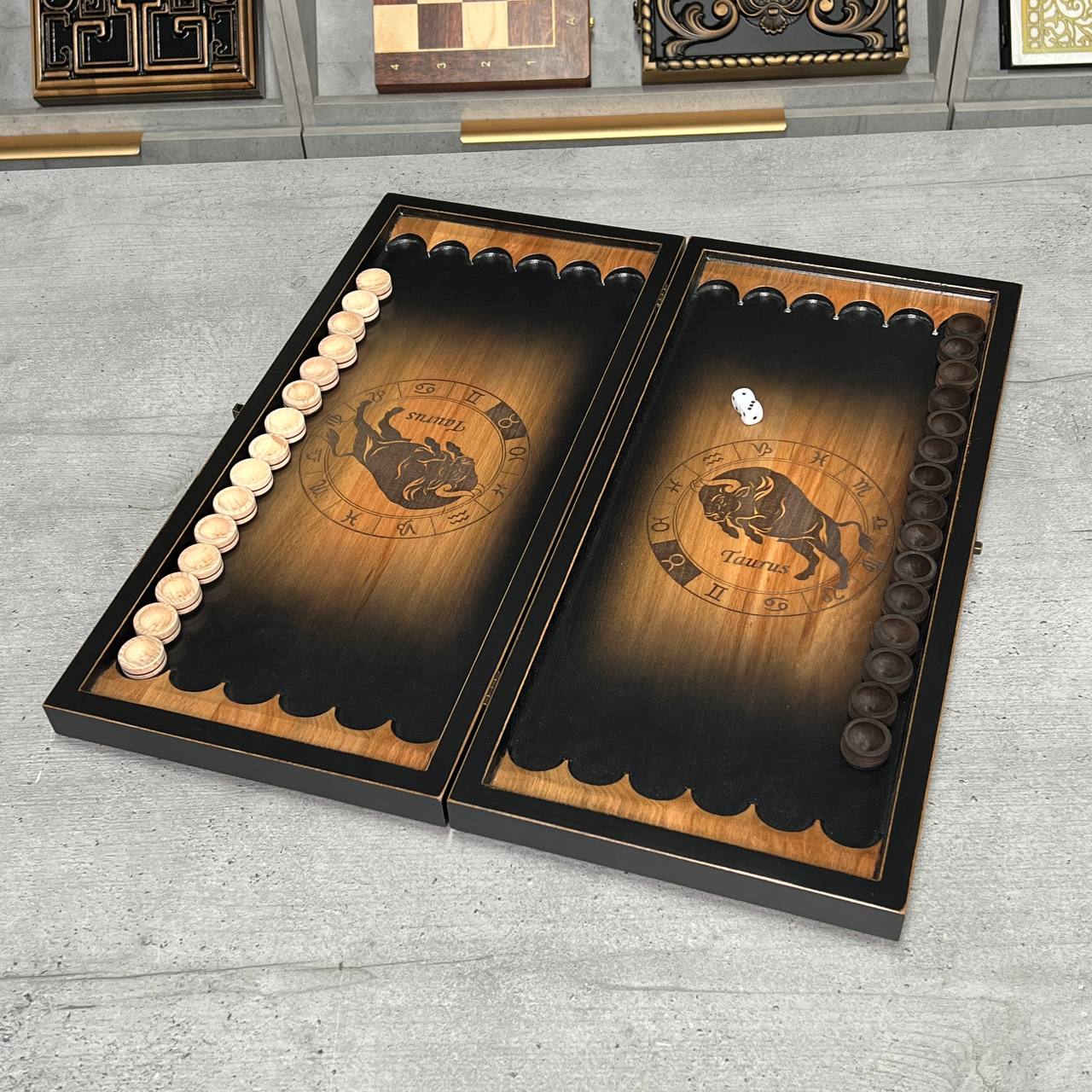 Handgefertigtes Holz-Backgammon „Löwe“ mit Epoxidharz-Chips – Klein, elegant, individuell anpassbar. Geschenkfertig