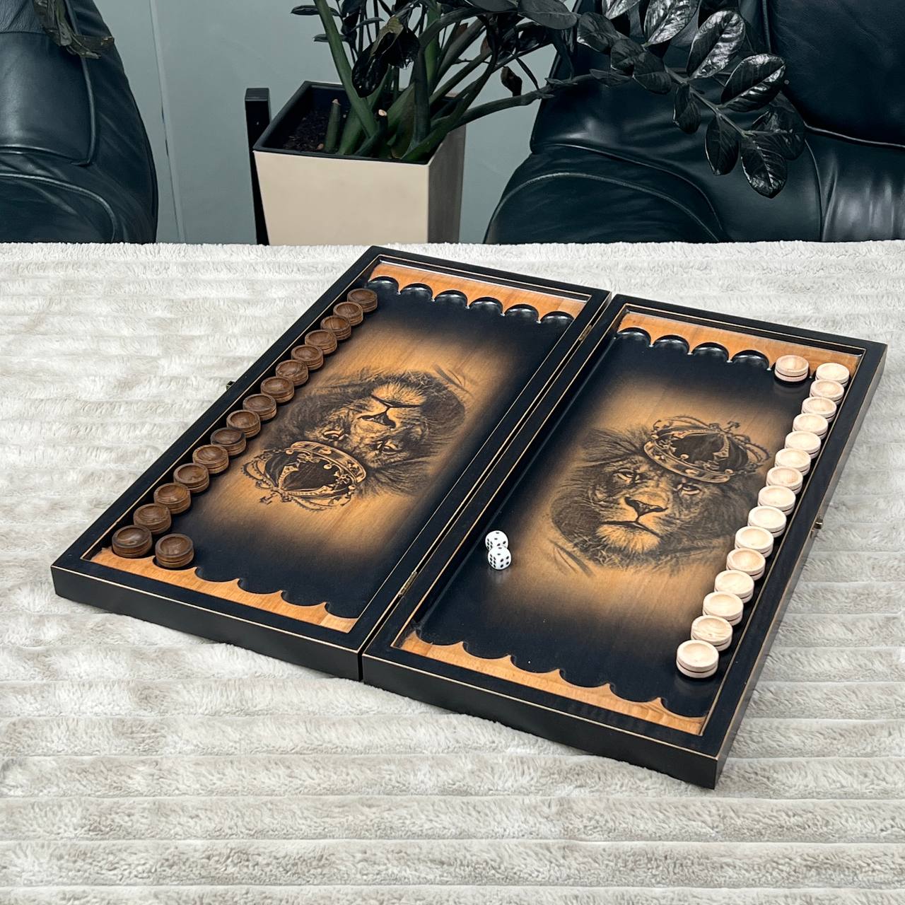 Backgammon en bois « Lion » - 60 x 28 mm, frêne de luxe, motif sculpté, prêt à offrir