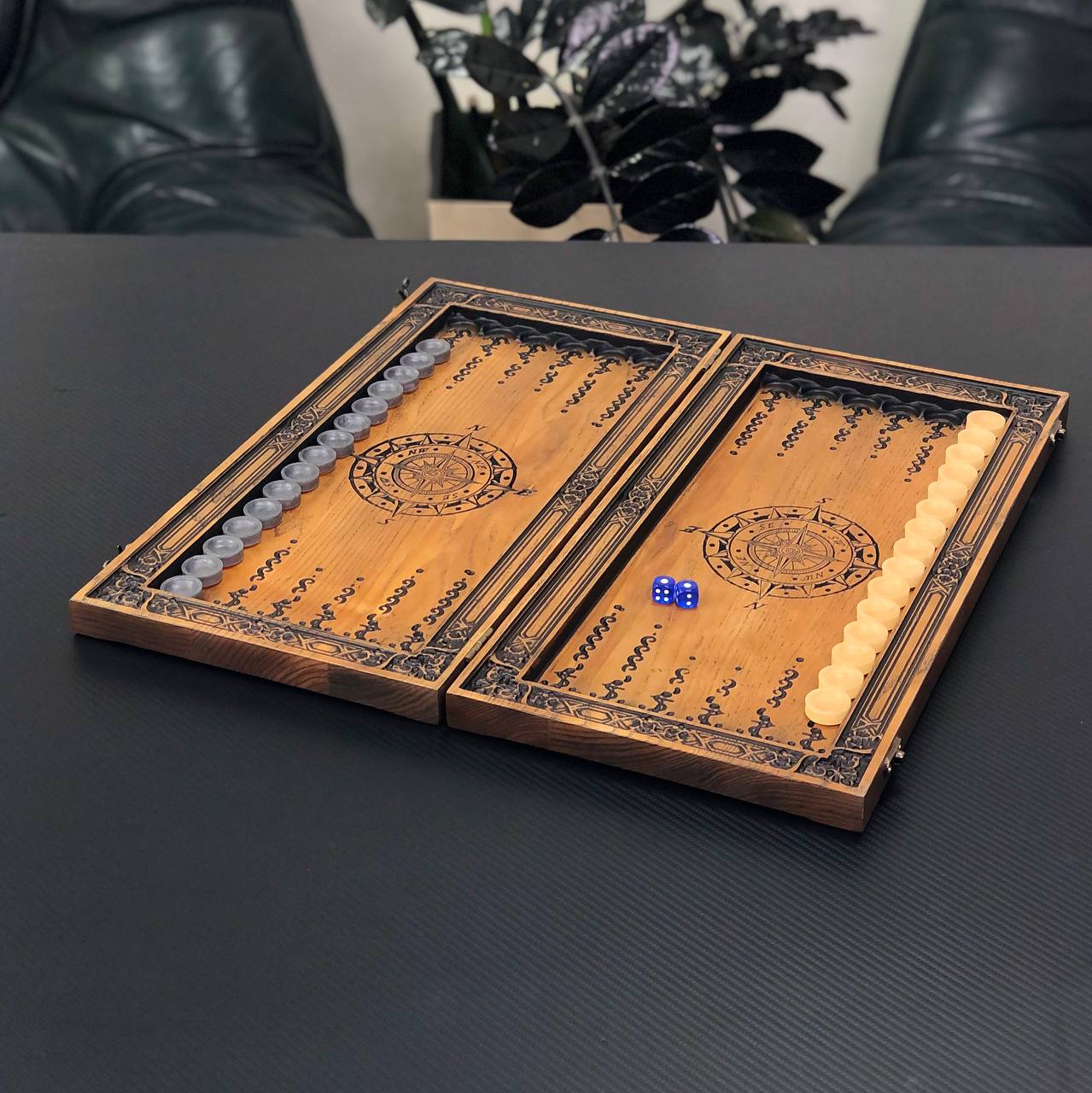 Exklusives Holz-Backgammon "Der Kompass". Individualisierbar und geschenkfertig