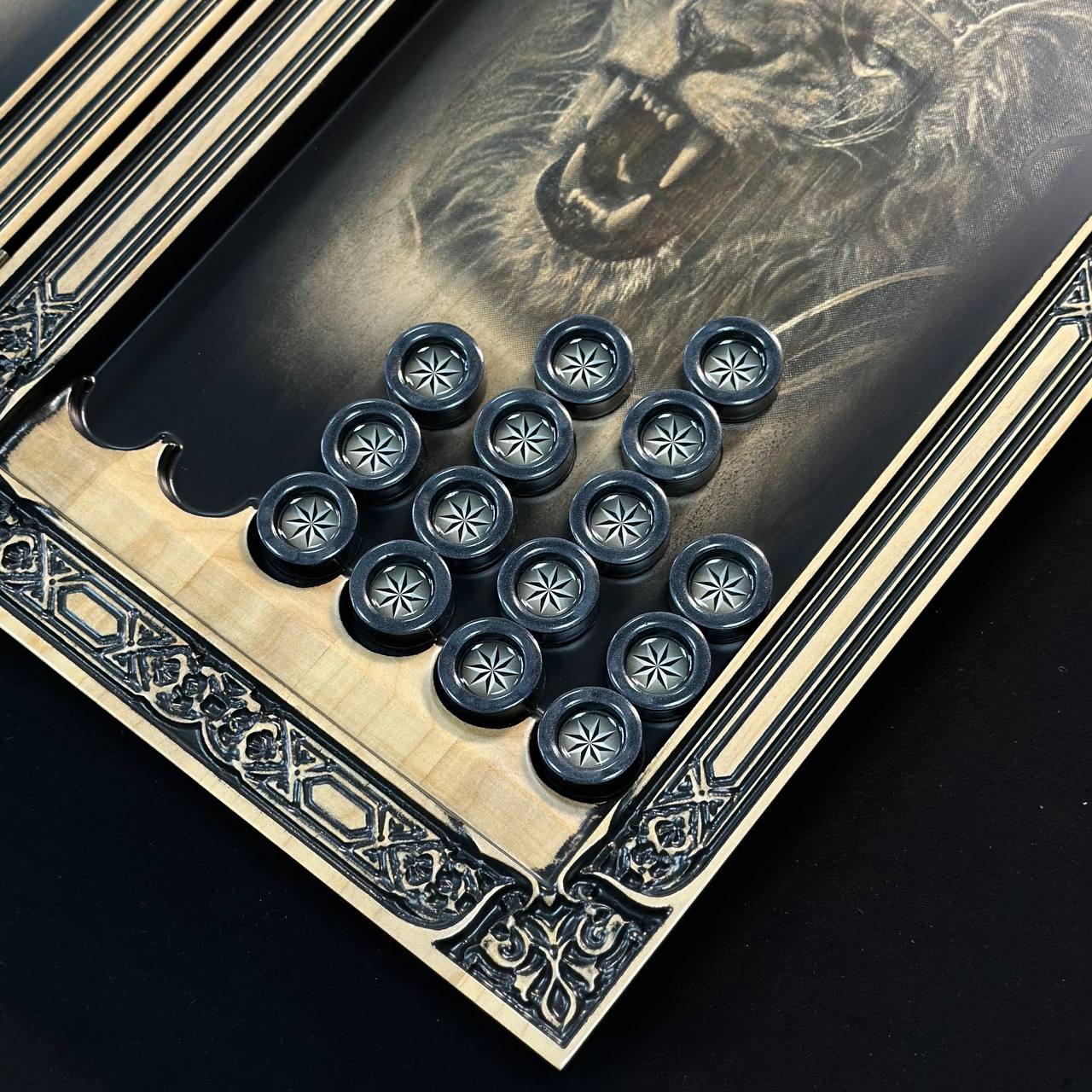 Backgammon en bois « Lion » - 60 x 28 mm, frêne de luxe, motif sculpté, prêt à offrir