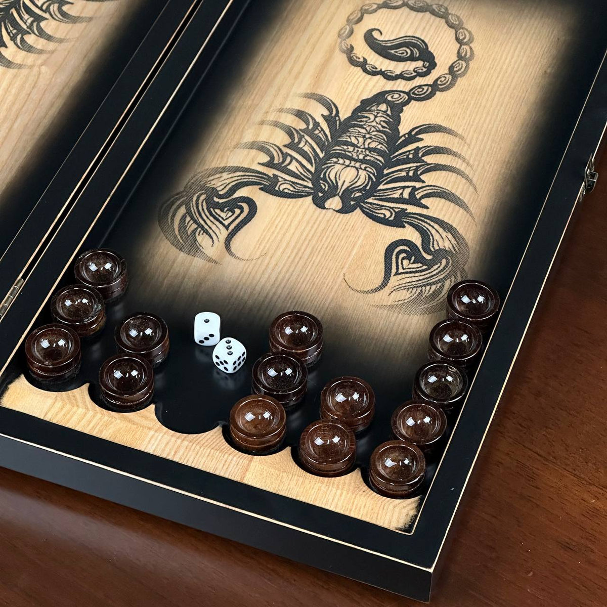 Holz-Backgammon „Skorpion“, 50×23×9 cm. Individuell gestaltet und als Geschenk geeignet.