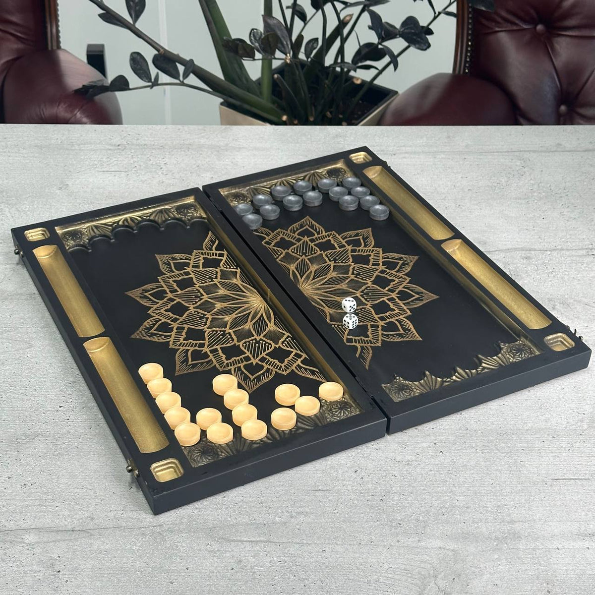 Hölzernes Backgammon-Brettspielset „Dollar“, 46×23×3cm, geschenkfertig und individuell anpassbar.