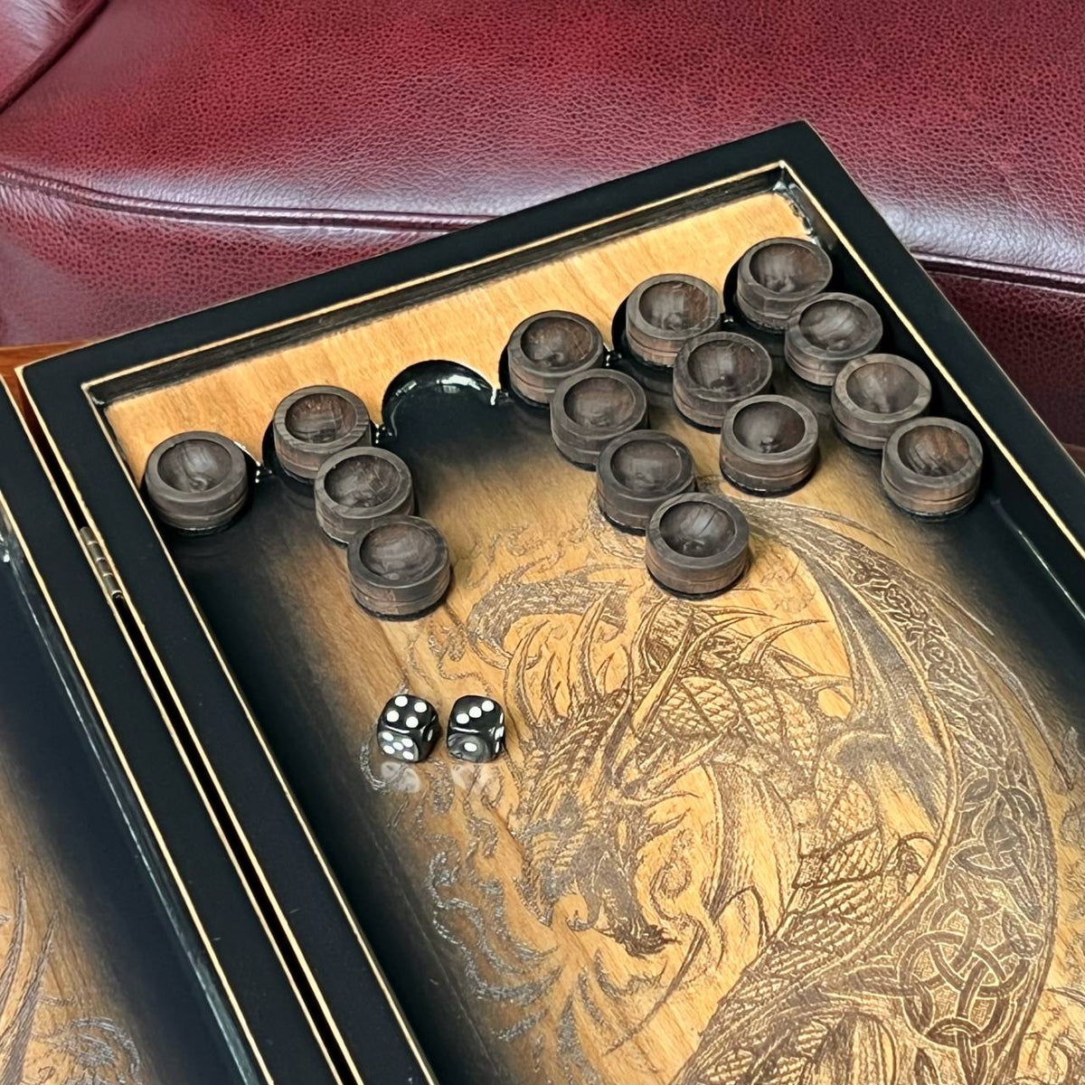 Plateau de backgammon en bois – Un mélange exquis d'art et de fonctionnalité, prêt à offrir