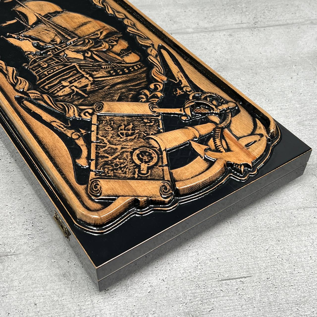 Handgefertigtes Holz-Backgammon „Löwe“ mit Epoxidharz-Chips – Klein, elegant, individuell anpassbar. Geschenkfertig
