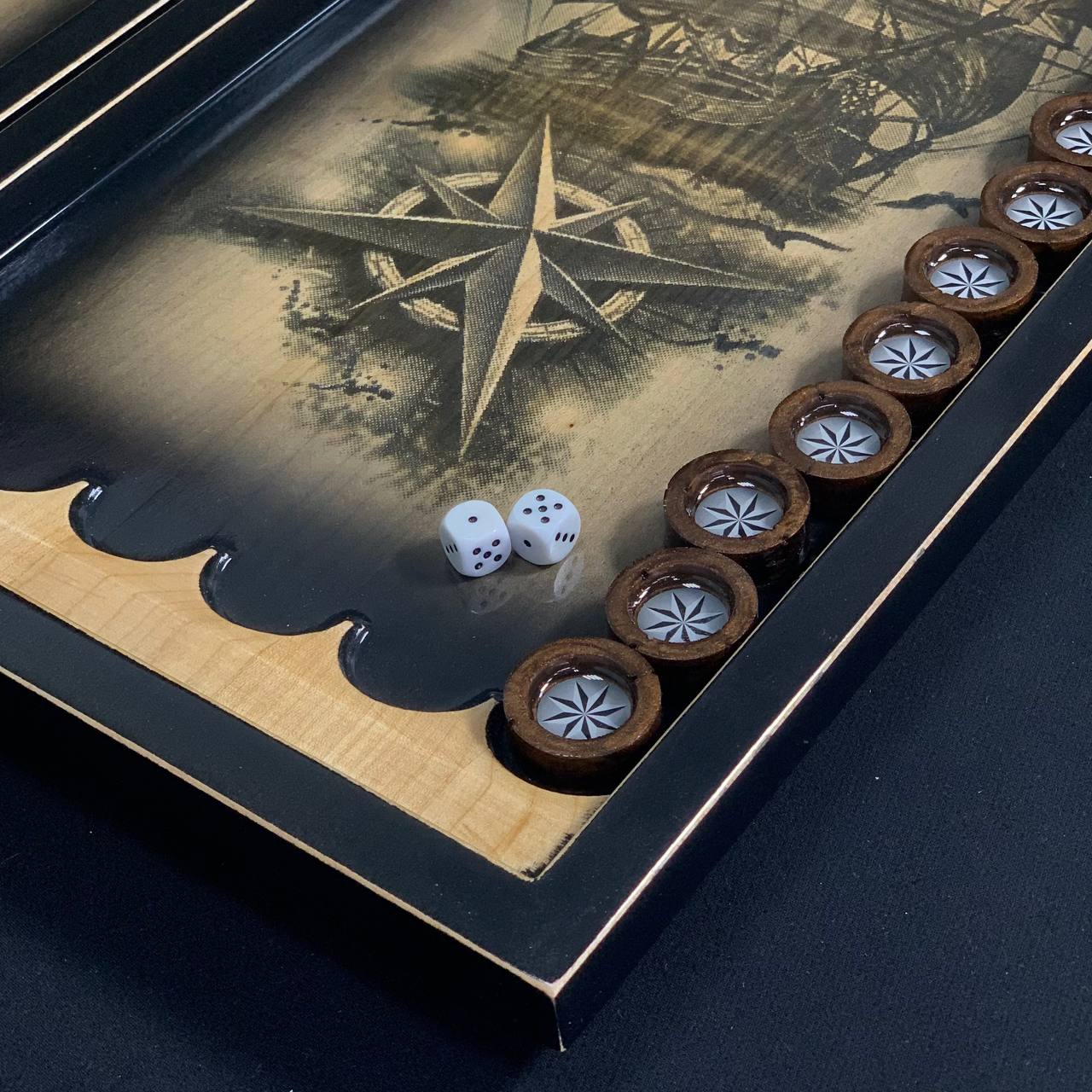 Handgefertigtes Holz-Backgammon „Löwe“ mit Epoxidharz-Chips – Klein, elegant, individuell anpassbar. Geschenkfertig