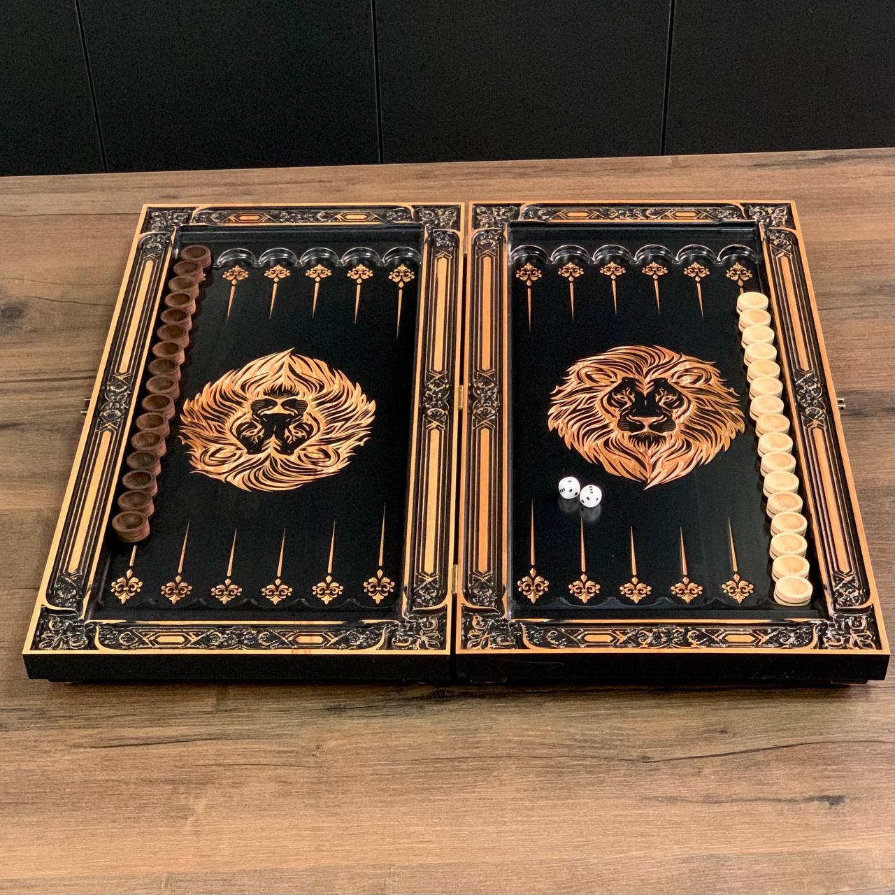 Handgefertigtes Holz-Backgammon „Löwe“ mit Epoxidharz-Chips – Klein, elegant, individuell anpassbar. Geschenkfertig