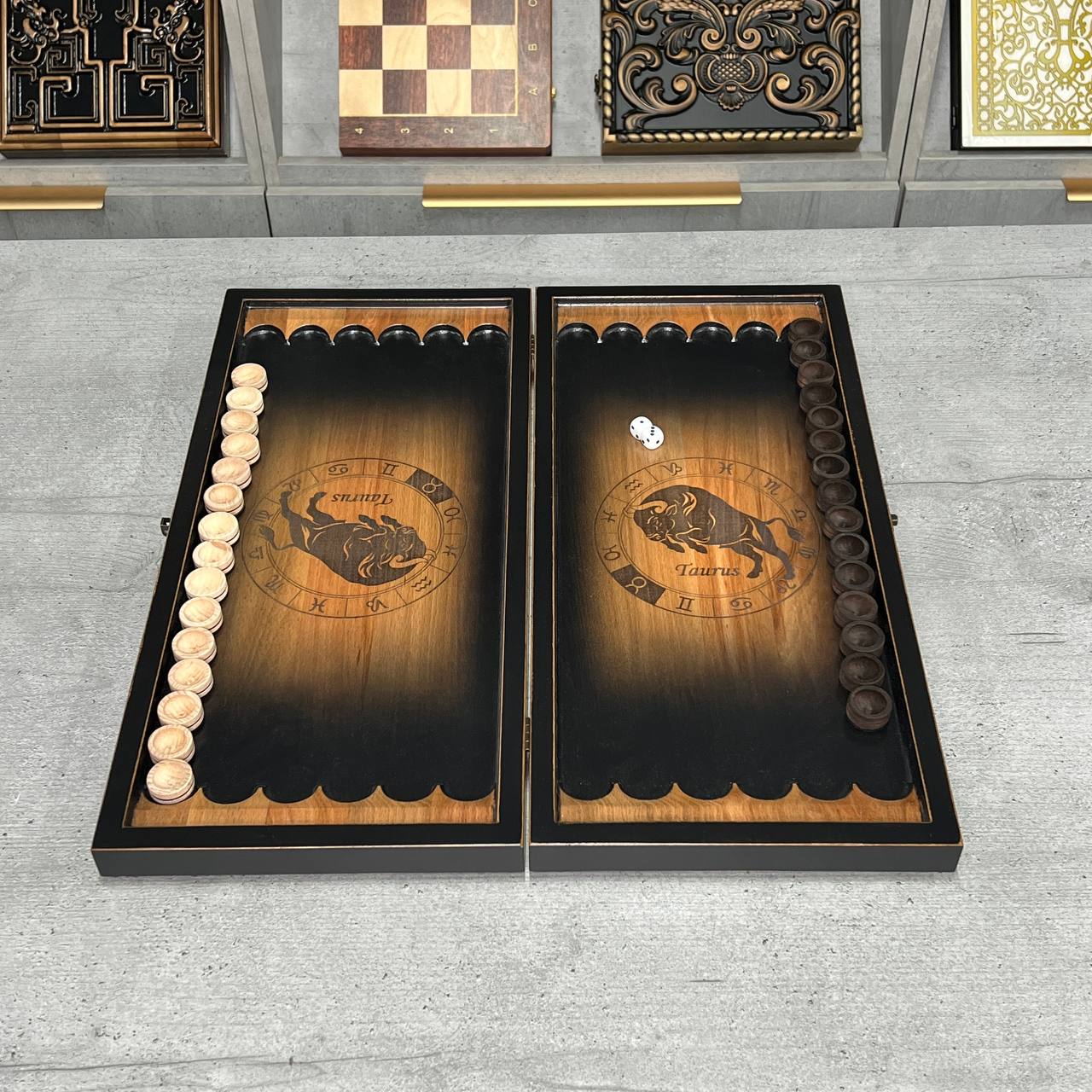 Handgefertigtes Holz-Backgammon „Löwe“ mit Epoxidharz-Chips – Klein, elegant, individuell anpassbar. Geschenkfertig