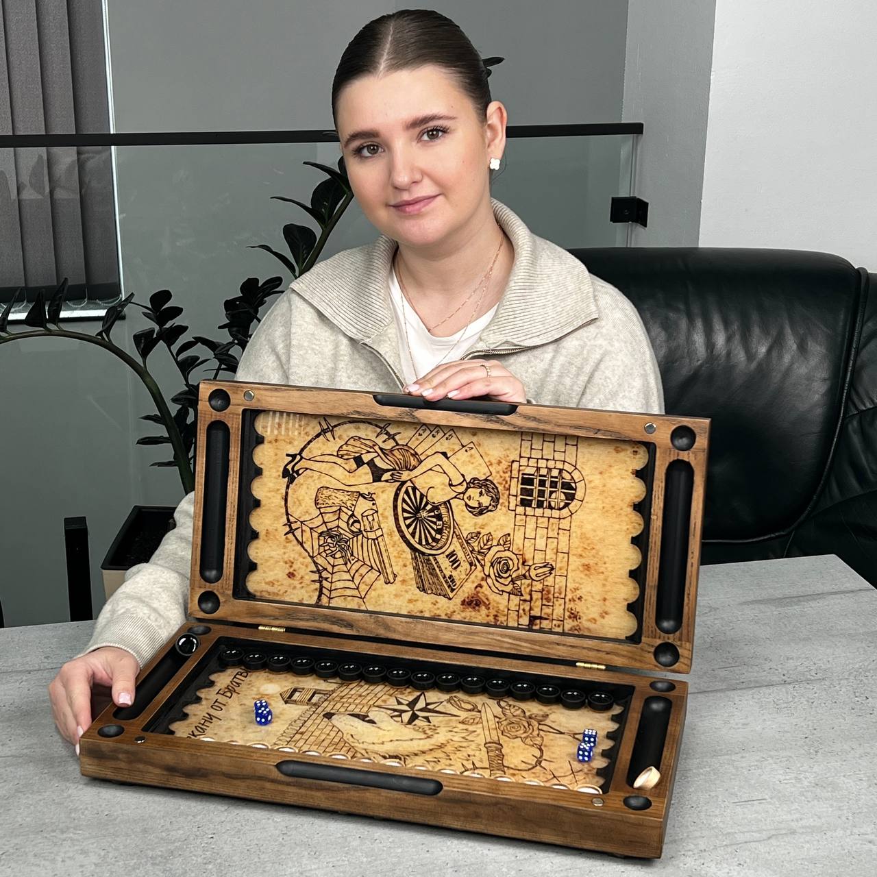 Handgefertigtes Holz-Backgammon „Löwe“ mit Epoxidharz-Chips – Klein, elegant, individuell anpassbar. Geschenkfertig