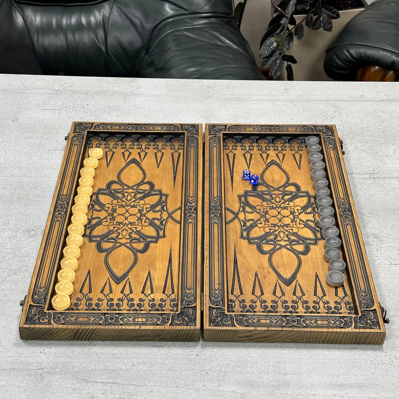 Backgammon-Brettspielset „Wolf“ aus Holz, 46×23×3cm, geschenkfertig und individuell anpassbar.