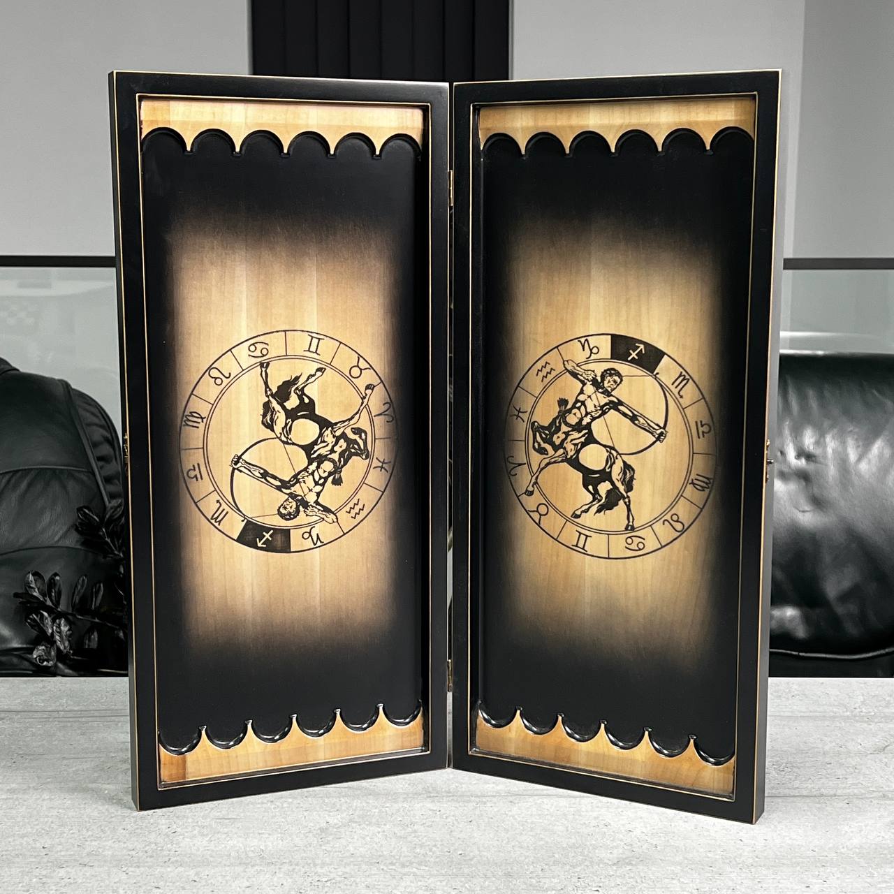 Backgammon-Set aus Holz, Brettspiel, Sternzeichen Schütze, 50 x 23 cm. Als Geschenk geeignet.