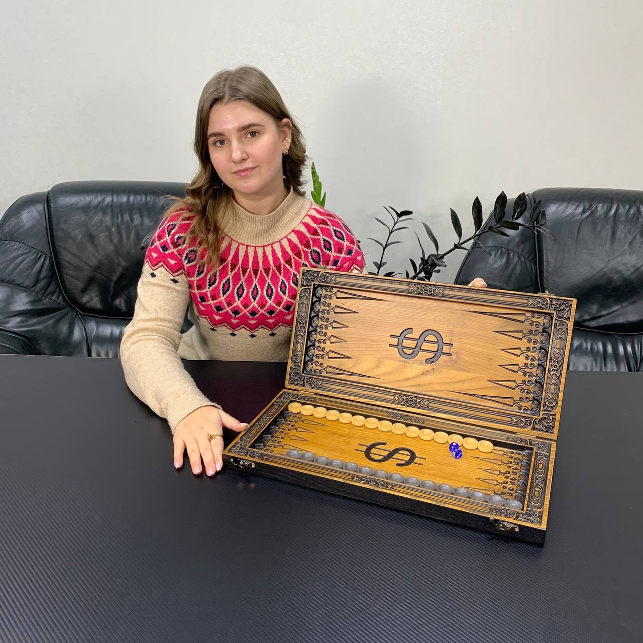 Hölzernes Backgammon-Brettspielset „Dollar“, 46×23×3cm, geschenkfertig und individuell anpassbar.