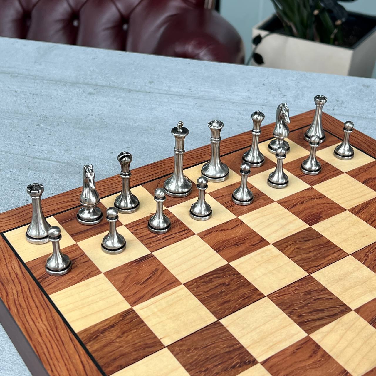 Kompaktes, elegantes Schachspiel aus Holz, sofort als Geschenk geeignet