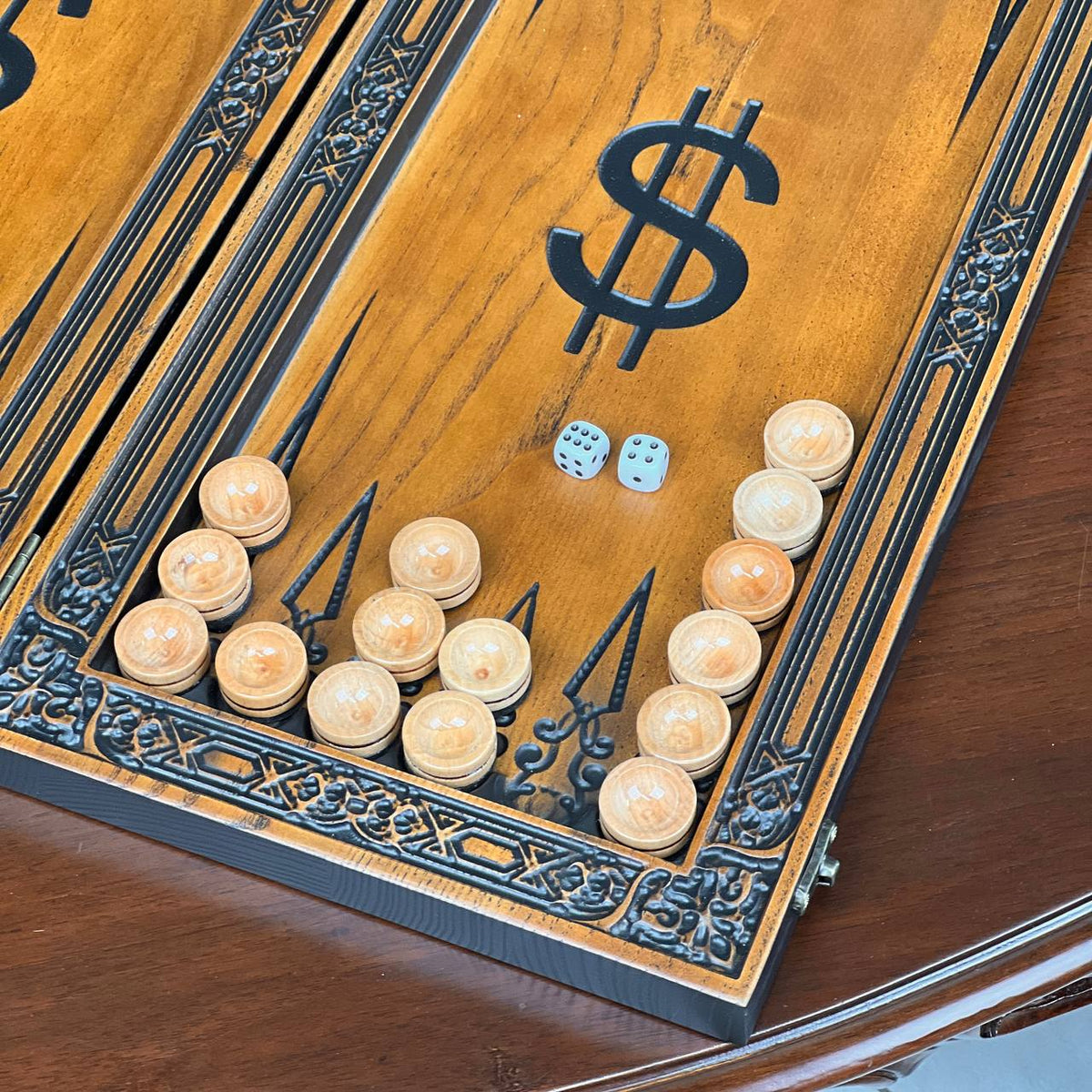Hölzernes Backgammon-Brettspielset „Dollar“, 46×23×3cm, geschenkfertig und individuell anpassbar.