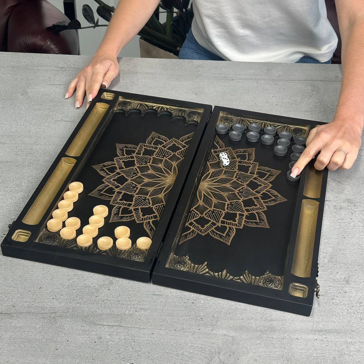 Hölzernes Backgammon-Brettspielset „Dollar“, 46×23×3cm, geschenkfertig und individuell anpassbar.