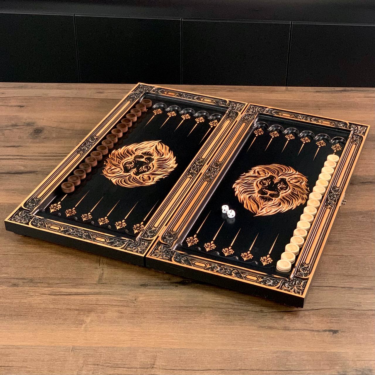 Handgefertigtes Holz-Backgammon „Löwe“ mit Epoxidharz-Chips – Klein, elegant, individuell anpassbar. Geschenkfertig