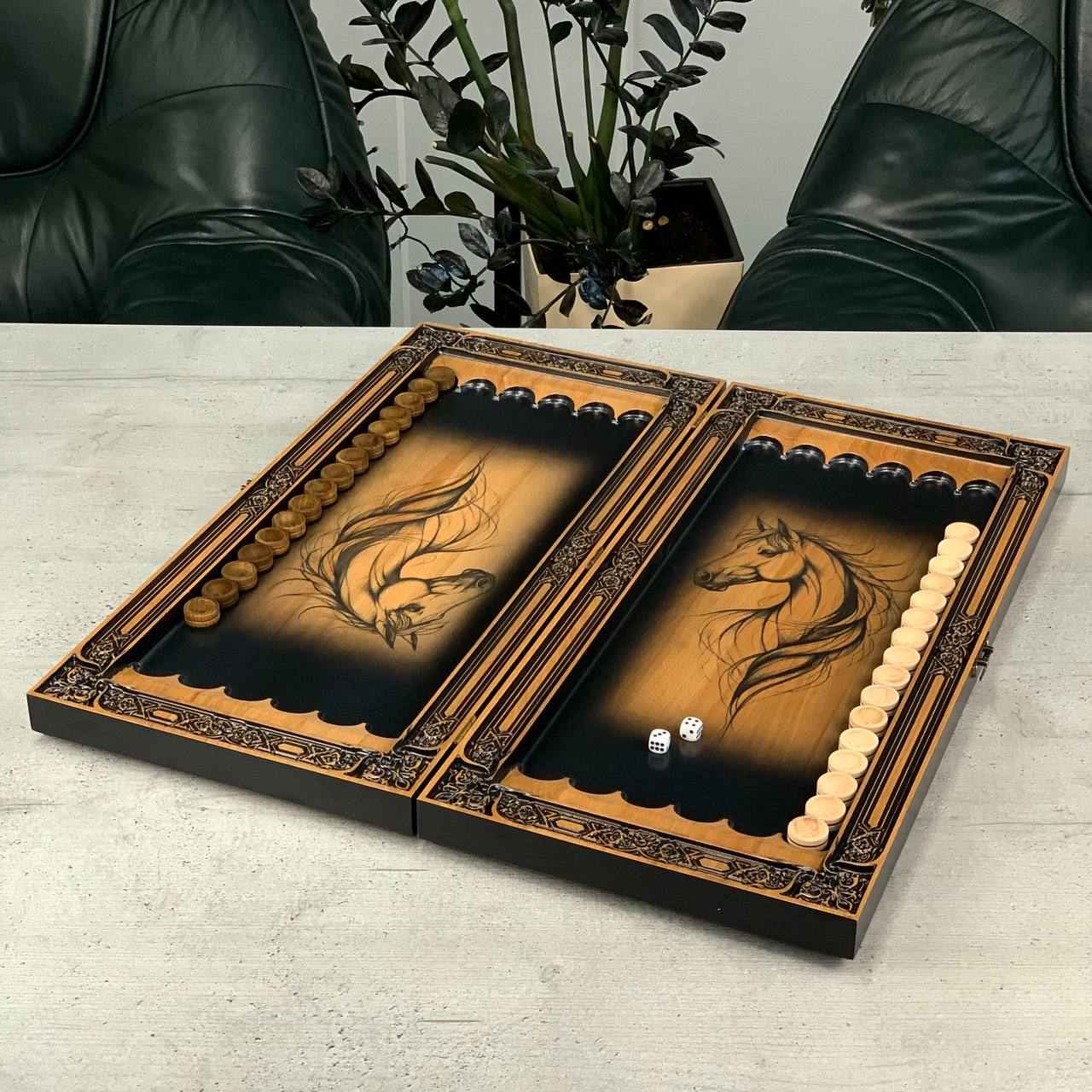 Handgefertigtes Holz-Backgammon „Löwe“ mit Epoxidharz-Chips – Klein, elegant, individuell anpassbar. Geschenkfertig