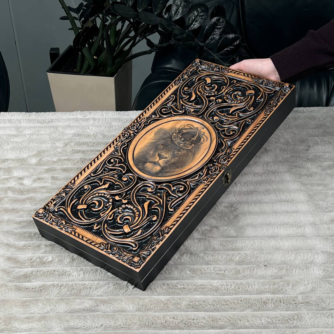 Backgammon en bois « Lion » - 60 x 28 mm, frêne de luxe, motif sculpté, prêt à offrir