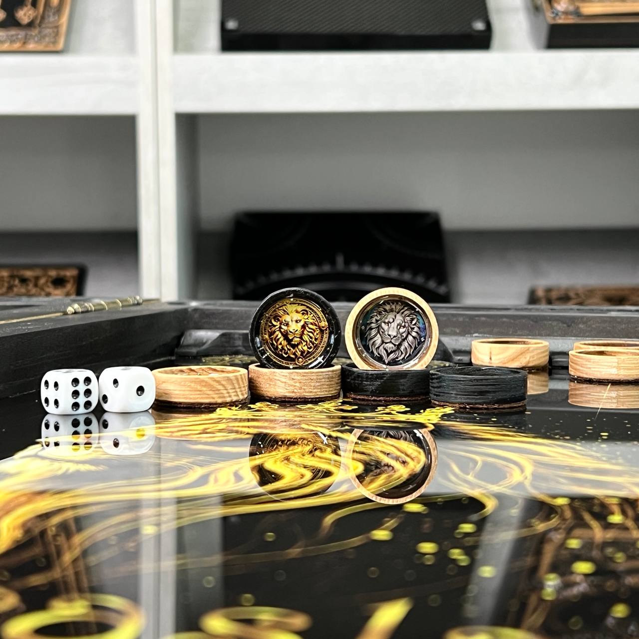Backgammon en bois artisanal « Lion » avec jetons en résine époxy – Petit, élégant, personnalisable. Prêt à offrir