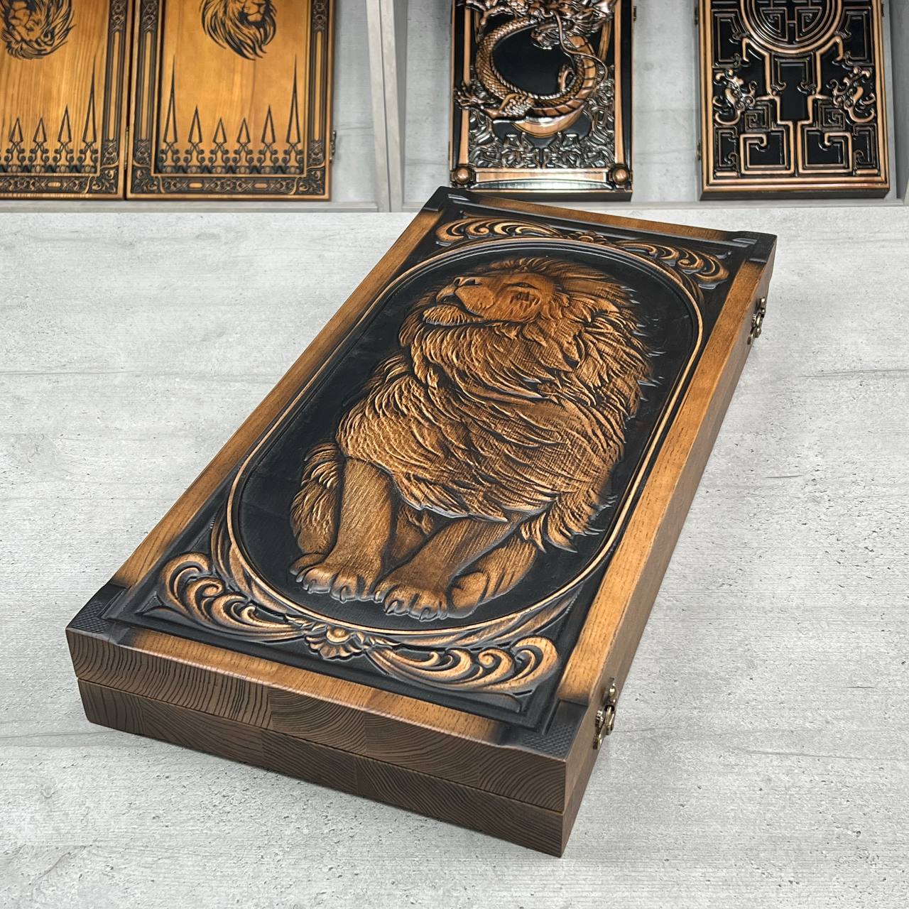 Backgammon aus Holz, geschnitztes Backgammon personalisiert mit Löwe, Backgammon-Set, Geschenk für ihn, personalisiertes Backgammon-Set