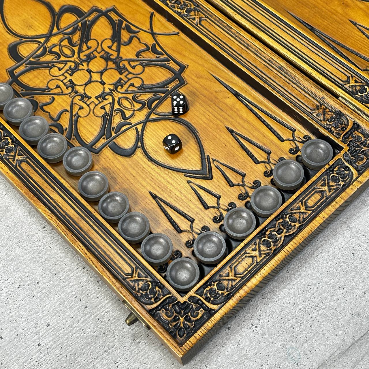 Exklusives Holz-Backgammon "Vigro Zodiac". Individualisierbar und verschenkfertig