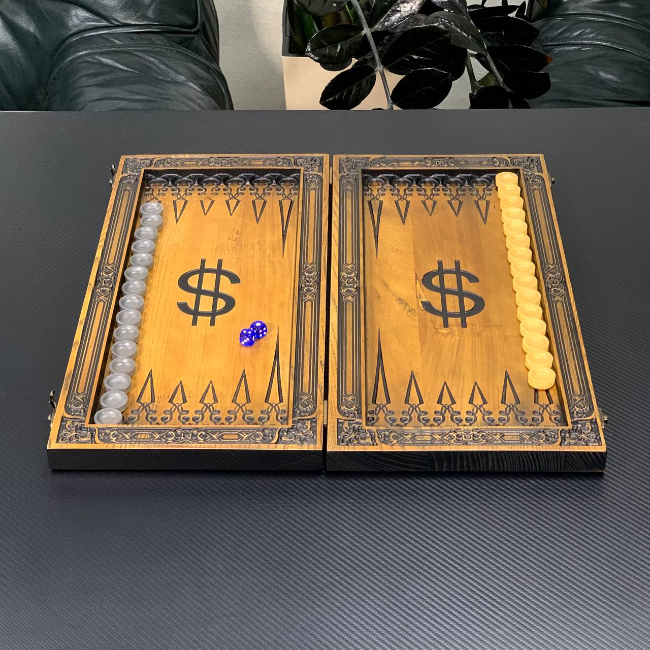 Hölzernes Backgammon-Brettspielset „Dollar“, 46×23×3cm, geschenkfertig und individuell anpassbar.