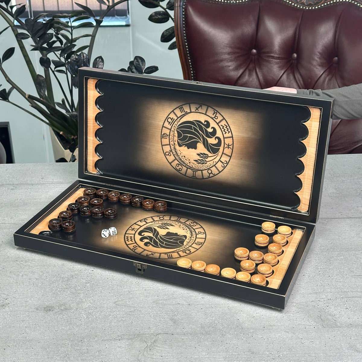 Holz-Backgammon „Wassermann“, 50×23×9cm, individuell gestaltet und geschenkfertig