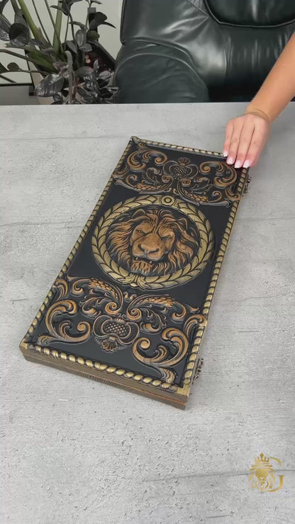 Jeu de backgammon en bois « Lion » – Bois de frêne de luxe, motif sculpté, prêt à offrir