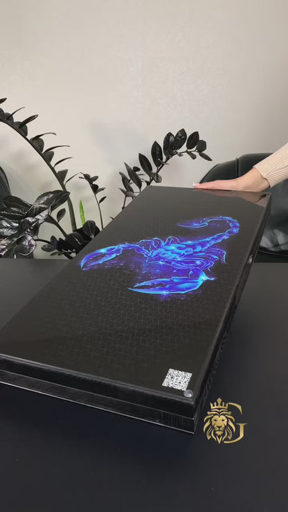 Backgammon exclusif en verre et bois avec scorpion. Prêt à offrir et personnalisable.