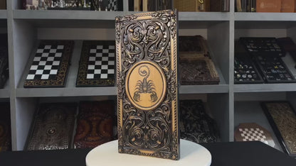 Backgammon en bois "Scorpion", 50×23×9 cm. Personnalisé et prêt à offrir.