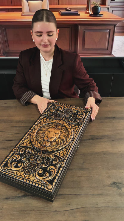 Handgefertigtes Holz-Backgammon „Löwe“ mit Epoxidharz-Chips – Klein, elegant, individuell anpassbar. Geschenkfertig