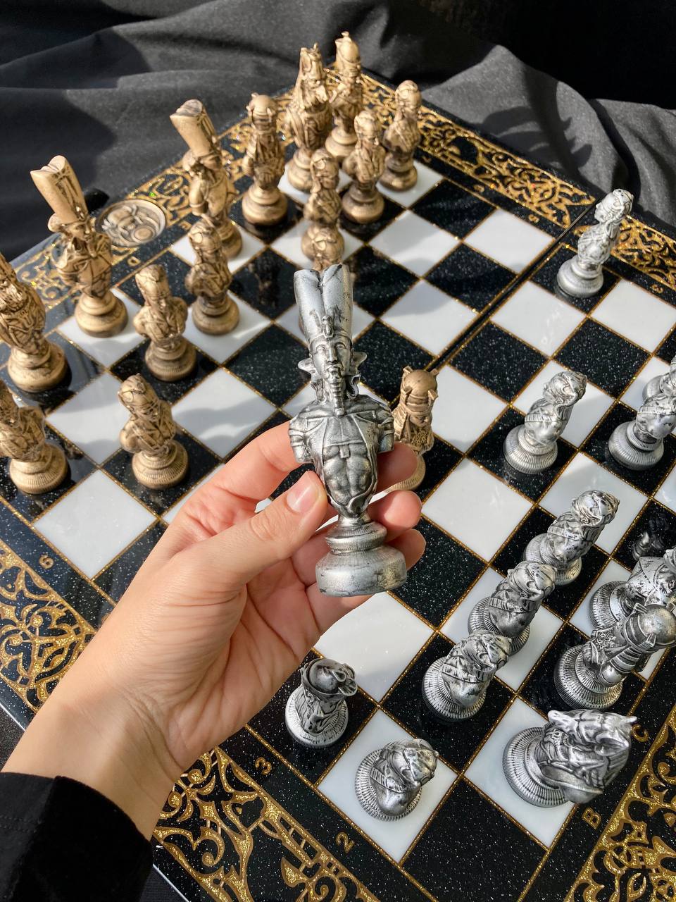 Hochwertiges Schachspiel aus schwarzem Acrylstein mit geschnitzten Rändern – inklusive Figuren | Kostenlose Lieferung weltweit | Geschenkfertig