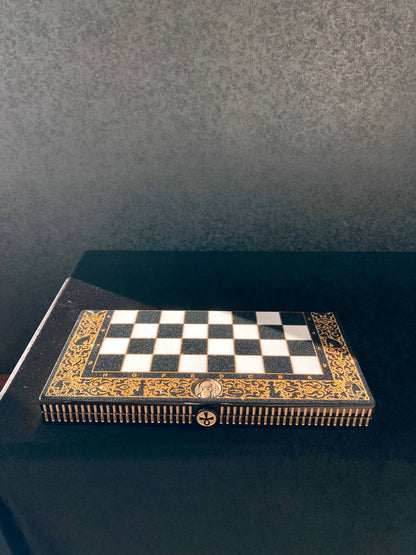 Hochwertiges Schachspiel aus schwarzem Acrylstein mit geschnitzten Rändern – inklusive Figuren | Kostenlose Lieferung weltweit | Geschenkfertig