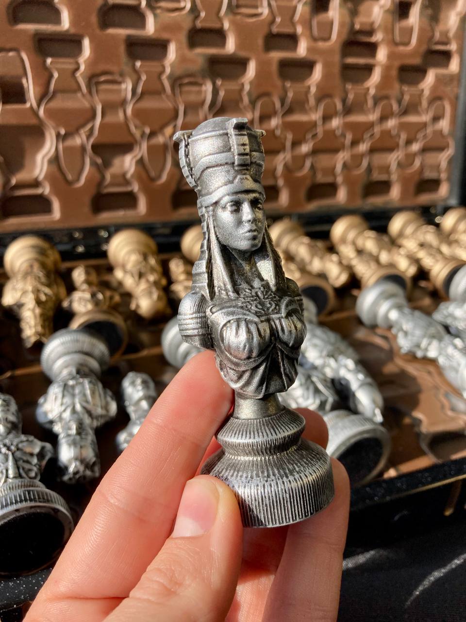 Hochwertiges Schachspiel aus schwarzem Acrylstein mit geschnitzten Rändern – inklusive Figuren | Kostenlose Lieferung weltweit | Geschenkfertig