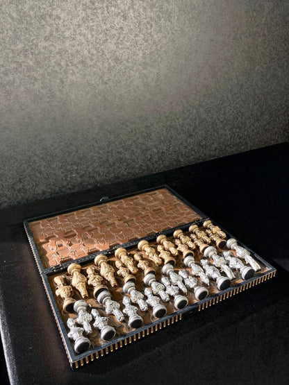 Hochwertiges Schachspiel aus schwarzem Acrylstein mit geschnitzten Rändern – inklusive Figuren | Kostenlose Lieferung weltweit | Geschenkfertig