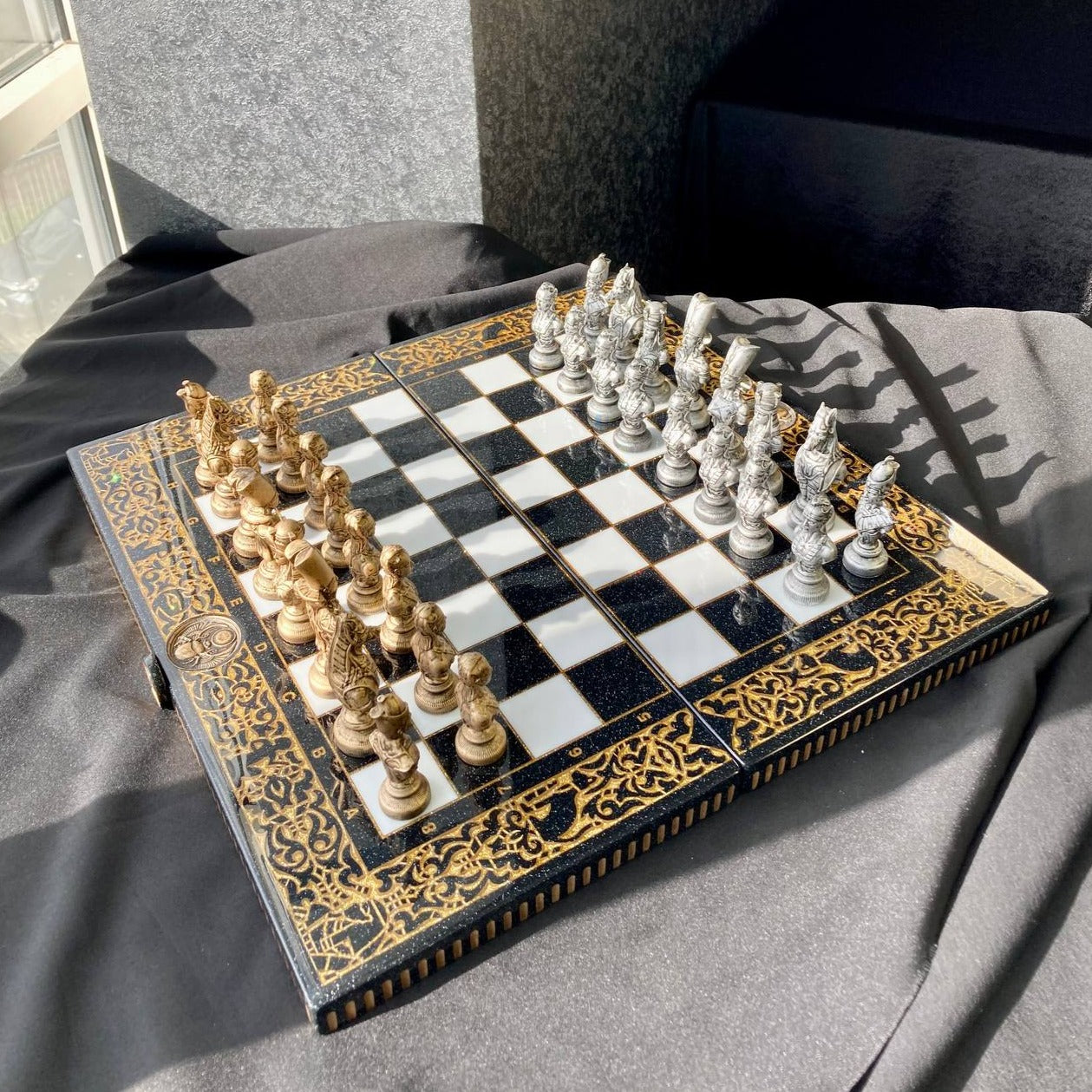 Hochwertiges Schachspiel aus schwarzem Acrylstein mit geschnitzten Rändern – inklusive Figuren | Kostenlose Lieferung weltweit | Geschenkfertig